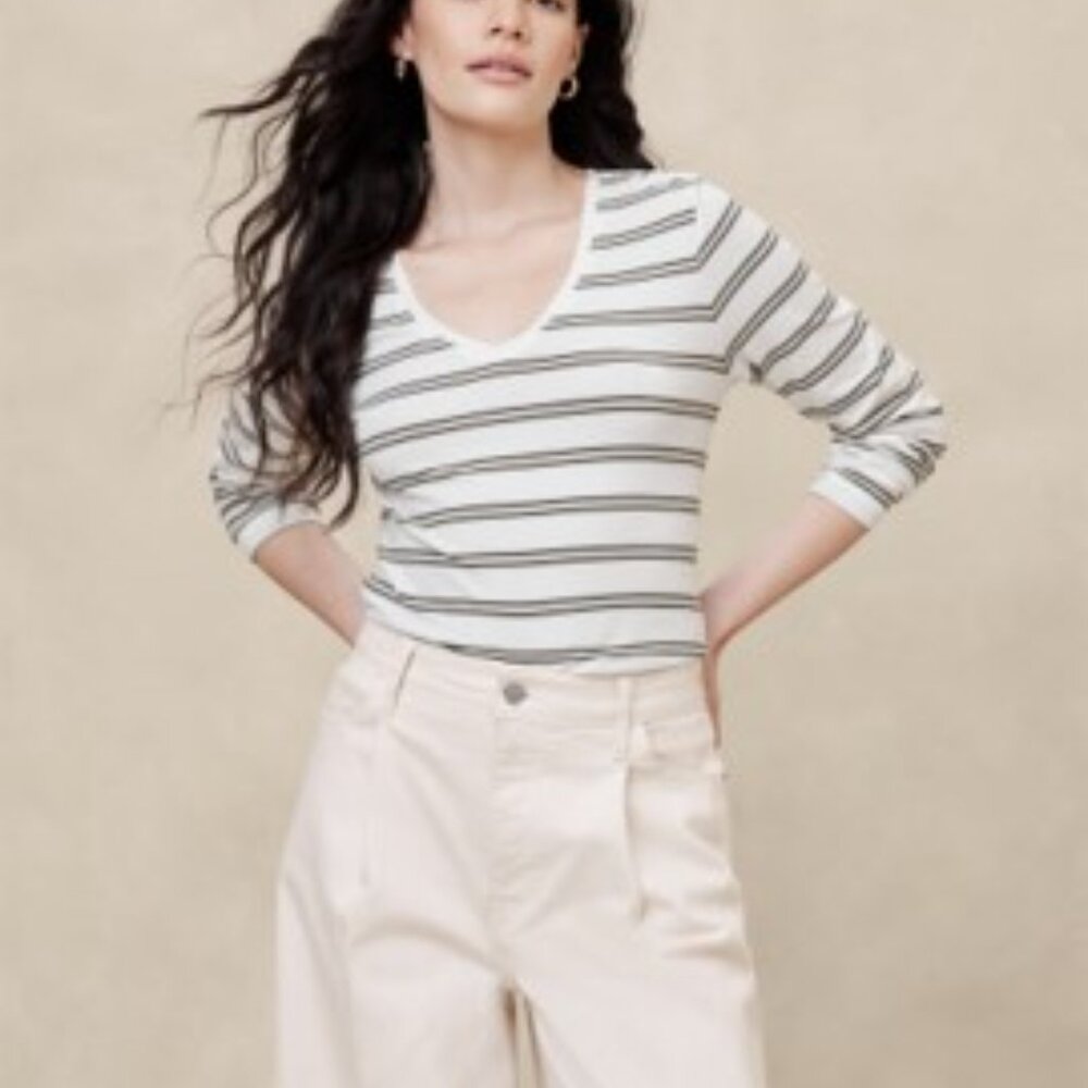 NWT Banana Republic Factory Store Timeless Long Sleeve VNeck Tee (Size Medium)